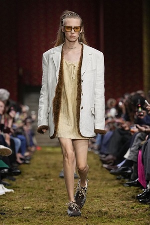 لمسة من الألفينات تعود إلى المنصة